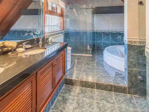 Casa 6 ambientes con 4 baños