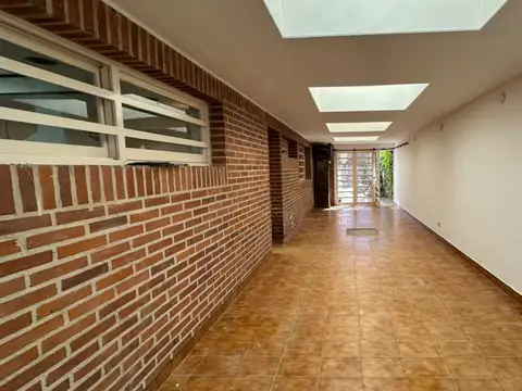 Casa en Alquiler con 2 cocheras