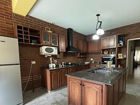 Casa 6 ambientes con 2 baños