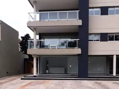 En Pinamar Local en Alquiler. Apto Profesional. Zona Centro.