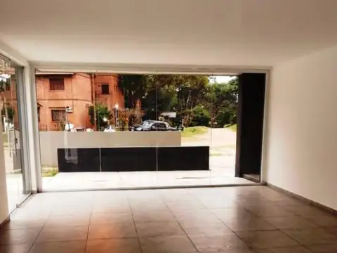 En Pinamar Local en Alquiler. Apto Profesional. Zona Centro.