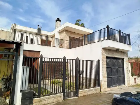 Casa de dos plantas en venta en José Clemente Paz