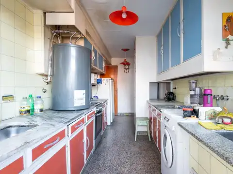  RETASADO  AMPLIO 4 AMBIENTES CON BALCON - C/ FRENTE - BAJAS EXPENSAS/