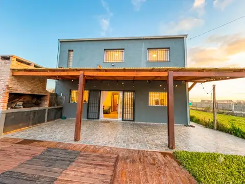 Casa 3 dormitorios, jardín y pileta a la venta en Santa Susana Alvear