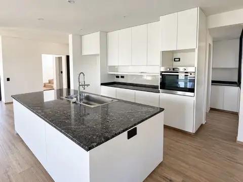 Casa 5 ambientes con 4 baños