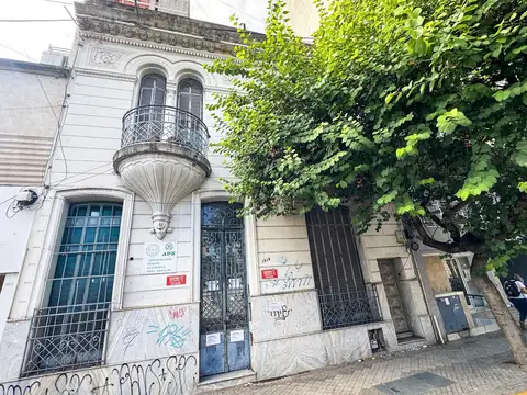 Venta Casa uso institucional/profesional. Presidente Roca y Mendoza