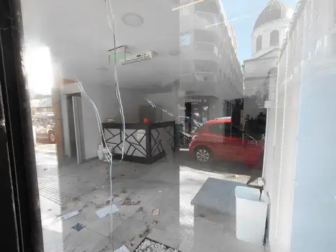 Espectacular Local en Pleno Flores de 240 M²!