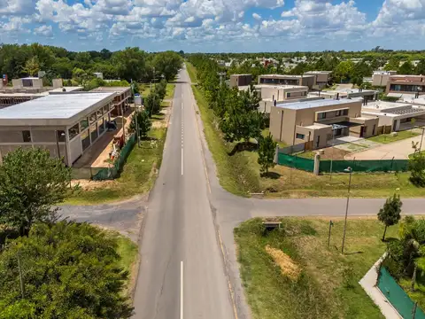 Local en alquiler en Las Calandrias, Funes: Oportunidad comercial – Entrega 2025