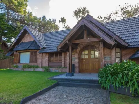 Casa 3 Dormitorios con Pileta en Venta en Pinamar Zona Norte