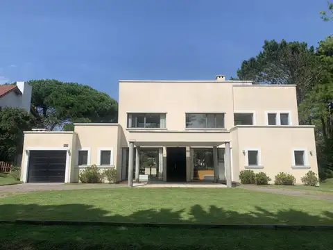 Venta de Casa 3 Dormitorios con Pileta en Pinamar Zona Golf