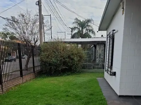 Casa en Alquiler con 2 cocheras