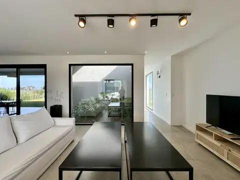 Casa 5 ambientes con 2 baños