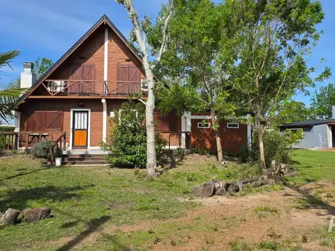 Casa 14 ambientes con 5 baños