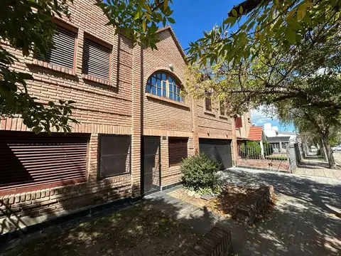 VENTA CASA 4 DORMITORIOS PILETA BARRIO URCA