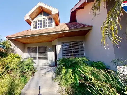 VENTA CASA 4 AMB CRUCE VARELA CON PARQUE Y COCHERA