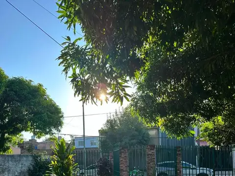 Casa 6 ambientes con 2 baños