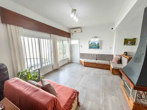 Casa 8 ambientes con 2 baños