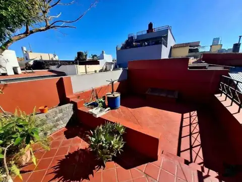 Hermoso PH al frente con garage, patio y terraza