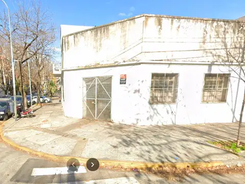Galpón en esquina - 140 m2 aprox - Techo de losa - Muy buena ubicación -