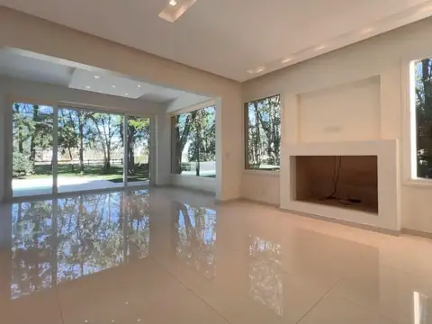 Casa 6 ambientes con 5 baños