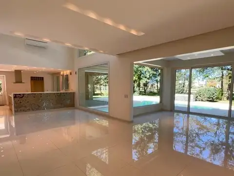 Casa en Venta con 5 cocheras