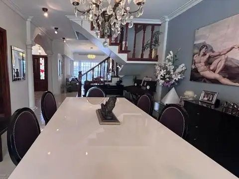 Casa en Alquiler con 3 cocheras