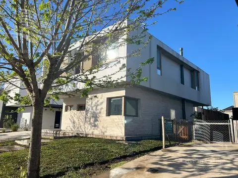 Casa 7 ambientes con 3 baños