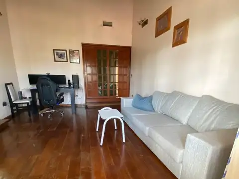 Casa en Alquiler con 2 cocheras