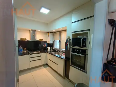 Venta Departamento 3 habitaciones + dos cocheras y bauleras sarmiento al 200