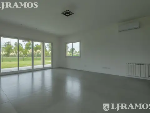 Casa en Venta con 4 cocheras