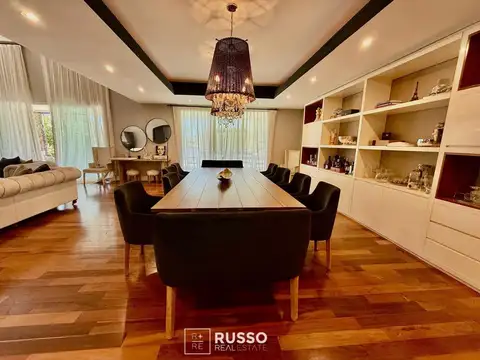 Casa en Alquiler con 4 cocheras