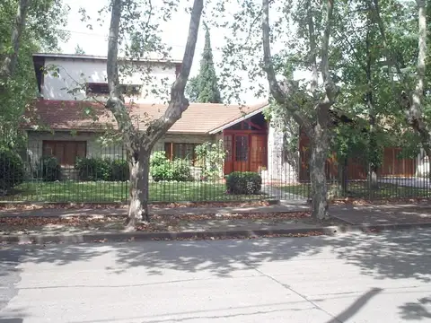 Casa 7 ambientes en alquiler en el Centro de Varela