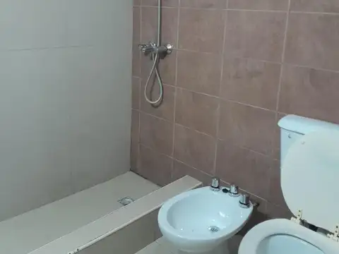 Departamento de 3 ambientes en 1er piso por escalera en alquiler, en Loma Hermosa.