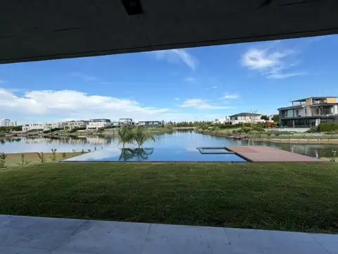 Casa 7 ambientes con 5 baños