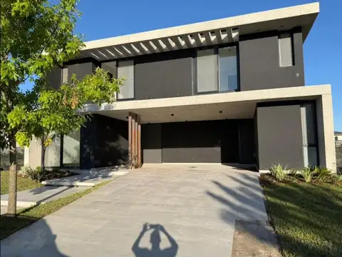 Casa 7 ambientes con 5 baños