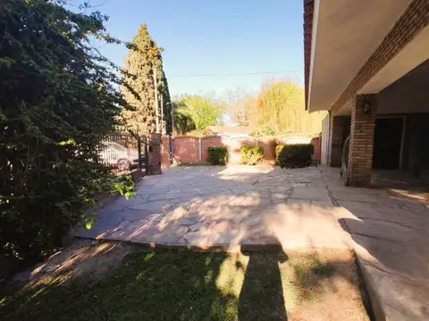Casa 6 ambientes con 2 baños