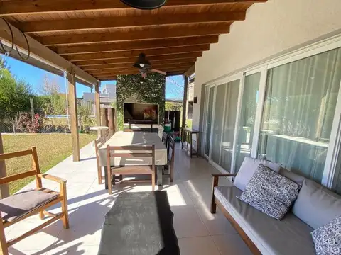 Casa en Alquiler Temporal con 1 cochera