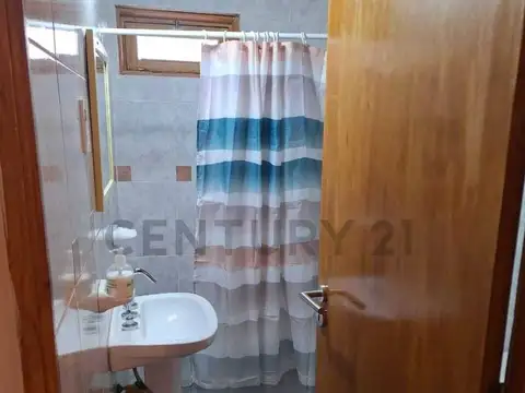 Casa 8 ambientes con 5 baños