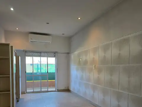MONOAMBIENTE en SEGUNDO PISO, zona céntrica de Ciudadela