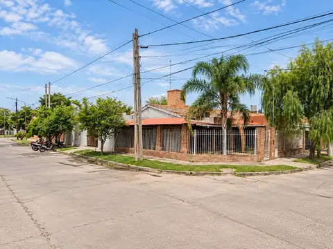 Casa Esquina con Pileta — Barrio Autonomía