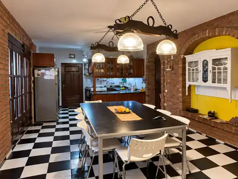 Casa 4 ambientes con 2 baños