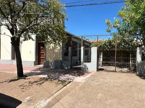 Casa 7 ambientes con 2 baños