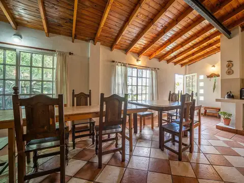 Casa de 5 ambientes con quincho y parque en Barrio Uno, Ezeiza.