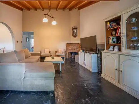 Casa de 5 ambientes con quincho y parque en Barrio Uno, Ezeiza.