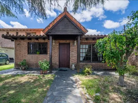 Casa de 5 ambientes con quincho y parque en Barrio Uno, Ezeiza.