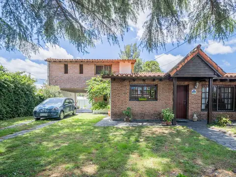 Casa de 5 ambientes con quincho y parque en Barrio Uno, Ezeiza.