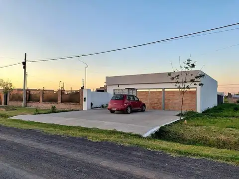 SE VENDE CASA 2 DORMITORIOS EN CAMPOS DEL OESTE - ALVEAR