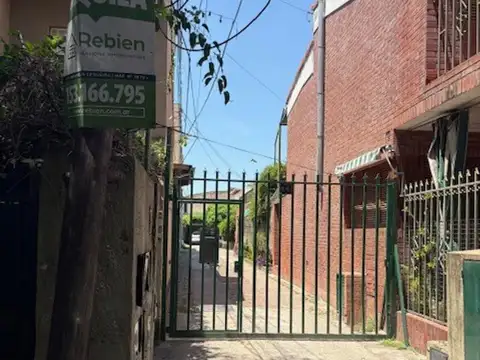 Casa interna de un dormitorio en P Alta con patio y terraza.