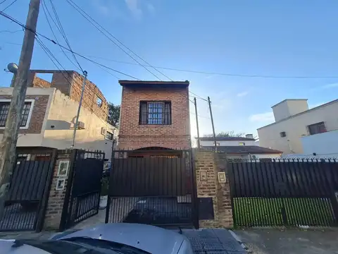 Venta. Duplex. 3 amb con patio c/parrilla y cochera. San Miguel. Zapiola al 1800