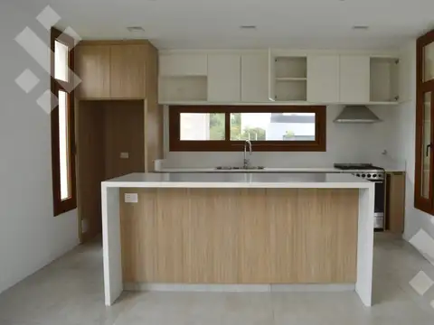 Casa en Alquiler con 1 cochera